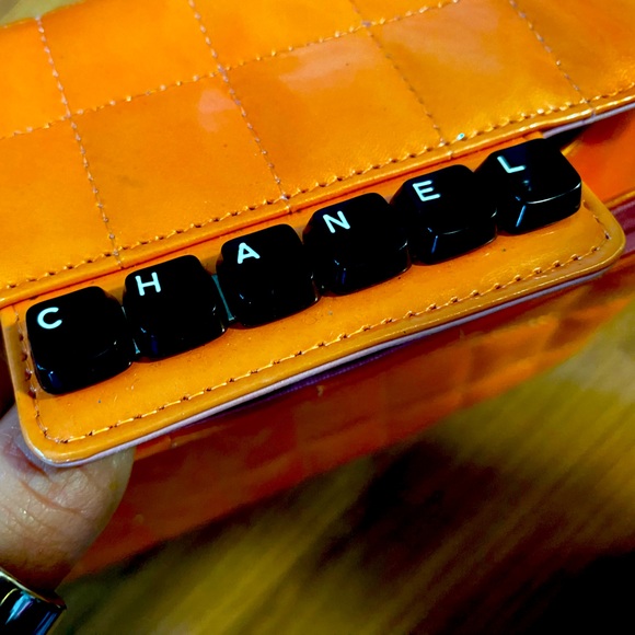 Chanel vintage unique patent leather clutch w/chain, pink and orange - Picture 9 of 15
